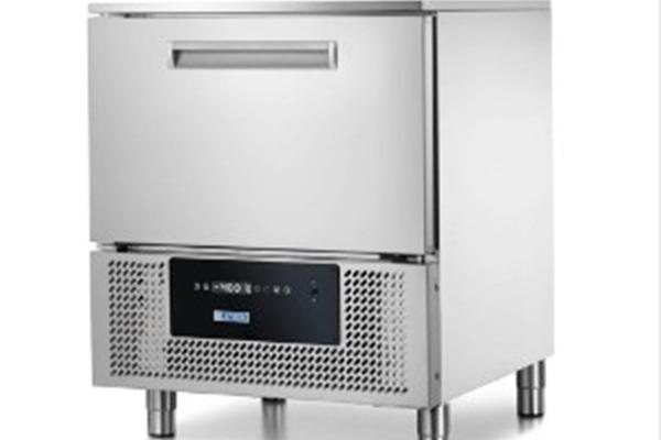 Abbattitori di temperatura in acciaio inox AISI 304, su piedi o ruote, per inserimento teglie GN1/1 1