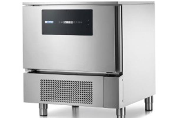Abbattitori di temperatura in acciaio inox AISI 304, su piedi o ruote, per inserimento teglie GN1/1 2