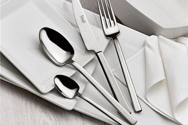 Set posate in Acciaio Inox 18-10. Made in Italy. Finitura lucida. Spessore 4 mm. 2