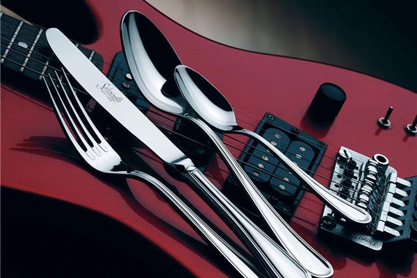 Set posate in Acciaio Inox 18-10. Made in Italy. Finitura lucida. Spessore 3 mm. 2