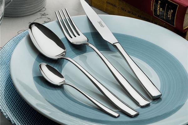 Set posate in Acciaio Inox 18-10. Made in Italy. Finitura lucida. Spessore 2,5 mm. 2