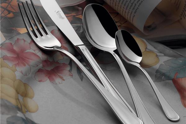 Set posate in Acciaio Inox 18-10. Made in Italy. Finitura lucida. Spessore 2,5 mm. 2