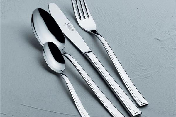 Set posate in Acciaio Inox 18-10. Made in Italy. Finitura lucida. Spessore 2,2 mm. 2