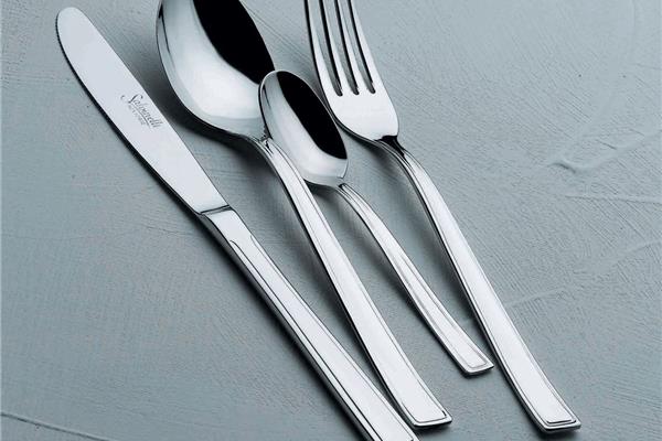Set posate in Acciaio Inox 18-10. Made in Italy. Finitura lucida. Spessore 2,2 mm. 2