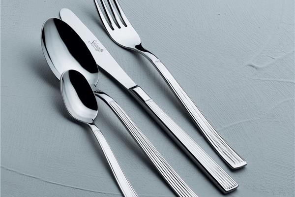 Set posate in Acciaio Inox 18-10. Made in Italy. Finitura lucida. Spessore 2,2 mm. 2