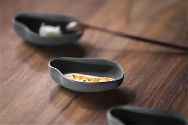Piattino aperitivo porcellana nero Opaco serie Yayoi Beltz 2