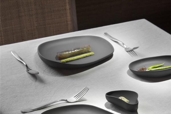 Piatto porcellana nero Opaco serie Yayoi Beltz 2